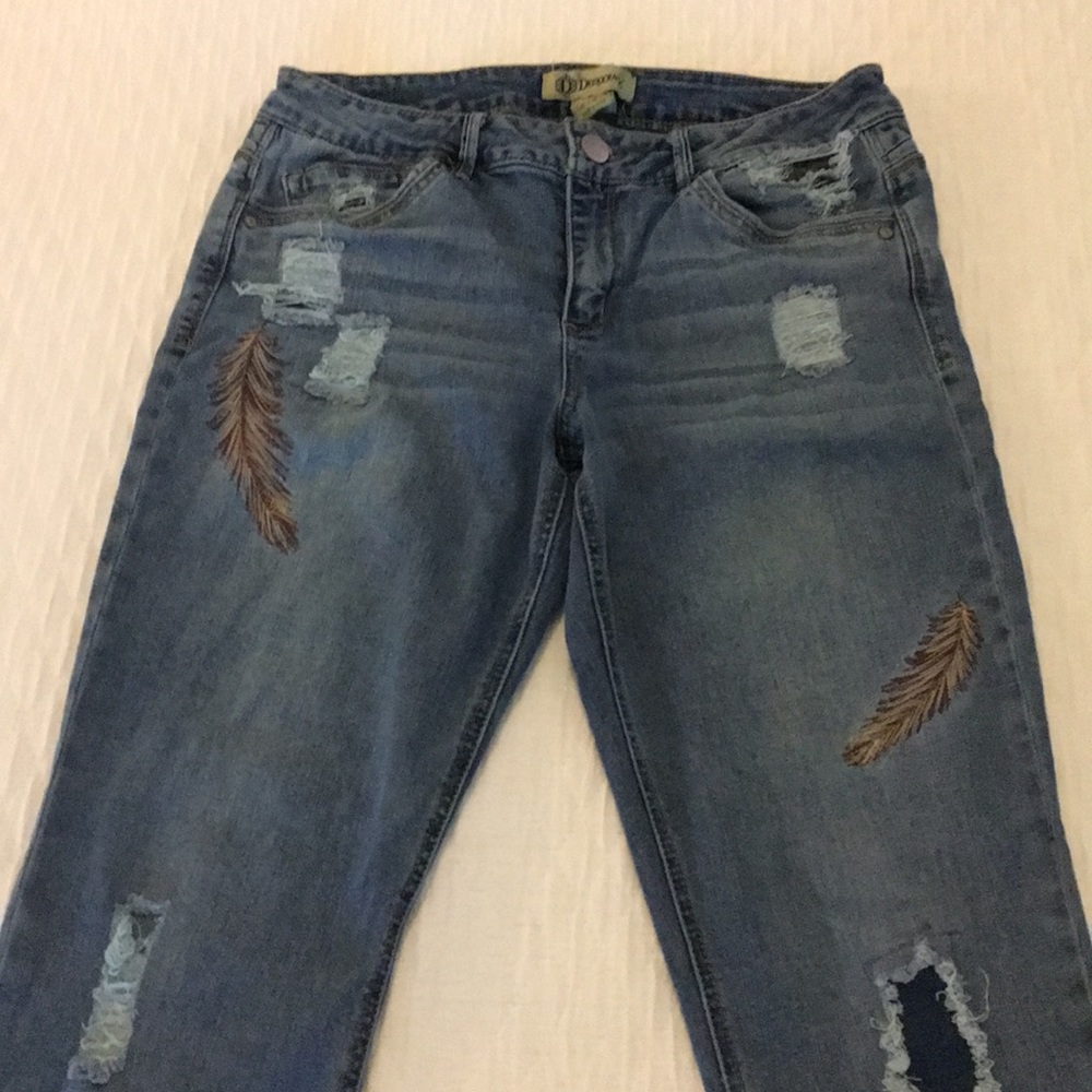 Democracy Distressed and embroidered jeans sz 8